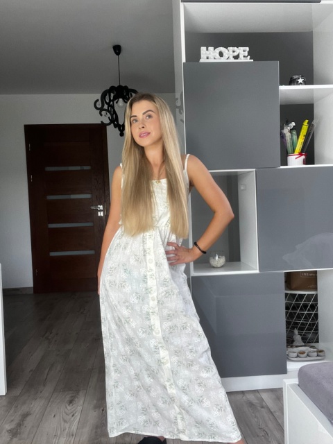 Długa sukienka damska maxi na ramiączkach w kwiaty - Biała Długa sukienka damska maxi na ramiączkach w kwiaty - Biała