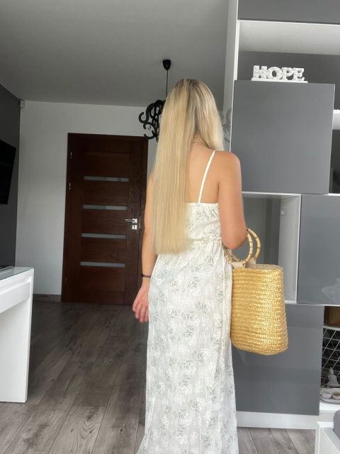 Długa sukienka damska maxi na ramiączkach w kwiaty - Biała Długa sukienka damska maxi na ramiączkach w kwiaty - Biała