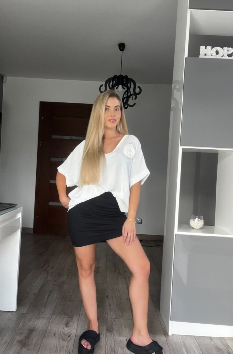 Bluzka damska oversize z ozdobnym kwiatem Bluzka damska oversize z ozdobnym kwiatem