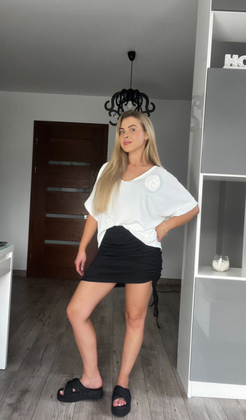 Bluzka damska oversize z ozdobnym kwiatem Bluzka damska oversize z ozdobnym kwiatem