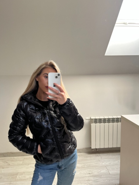 Kurtka pikowana z kapturem Czarna Kurtka pikowana z kapturem Czarna