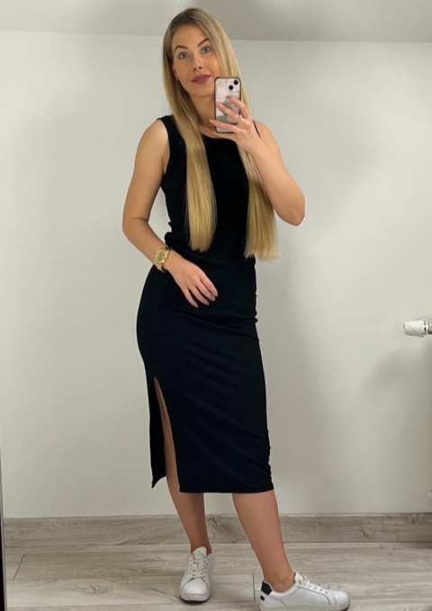 Czarna midi sukienka dopasowana z różą 3D Czarna midi sukienka dopasowana z różą 3D