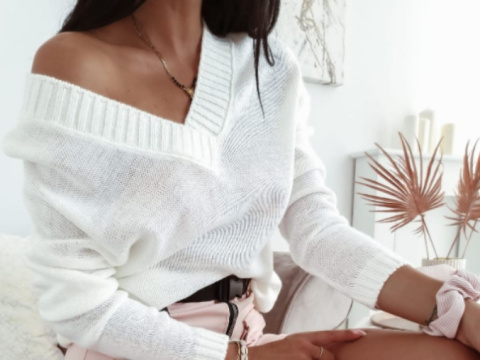 Sweter damski z dekoltem V - Ecru Sweter damski z dekoltem V - Ecru