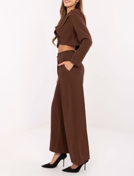 Brązowy elegancki garnitur spodnie z szeroką nogawką i krótka marynarka